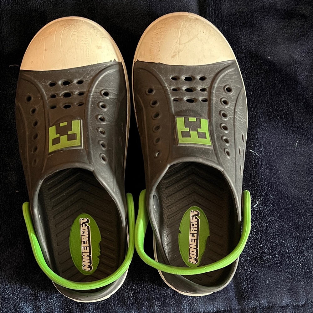Native Kids Minecraft Black and Green Slip-On Sandals